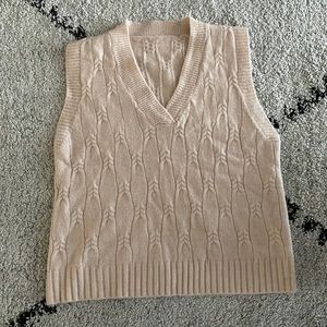 Cable knit sweater vest - v-neck - beige -o/s